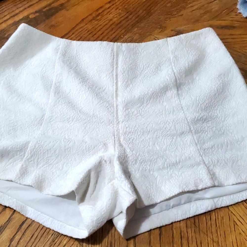 Forever 21 White Shorts Size Medium